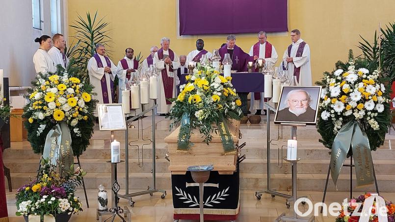 Die Pfarrei Moosbach setzte zur Beerdigung für P. Berthold nach Österreich einen Bus ein. Die Moosbacher nahmen an der Trauerfeier teil. Bild: Elisabeth Völkl/exb