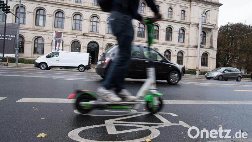 Zwei E-Scooter Fahrern in Weiden durften nicht mehr weiterfahren, da sie ohne Versicherung unterwegs waren. Symbolbild: Jörg Carstensen/dpa