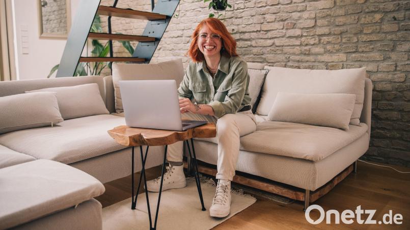 Alles im Blick: Soll ein neues Sofa her, helfen Skizzen oder Kartons bei der Planung im Raum. Symbolbild: Zacharie Scheurer/dpa