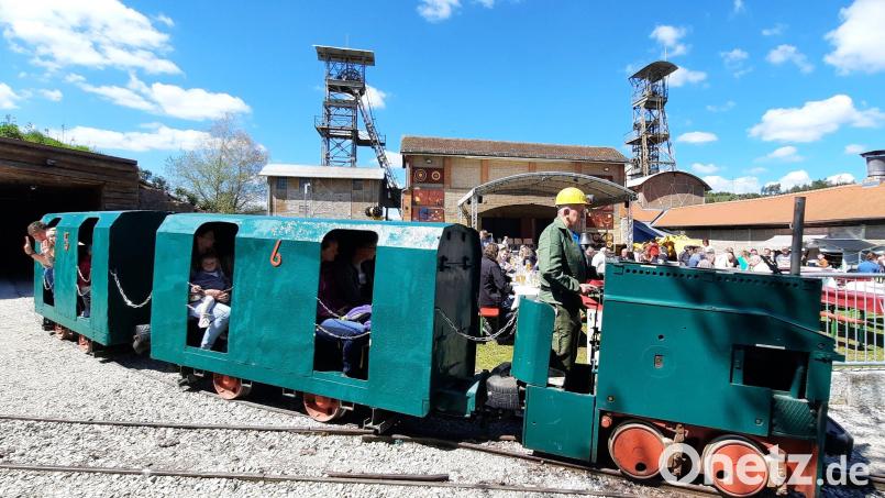 Bei trockenem Wetter fährt die Grubenbahn auf dem Maffei-Freigelände. Sie kommt nicht nur bei den jüngsten Besuchern gut an. Bild: Brigitte Grüner/exb