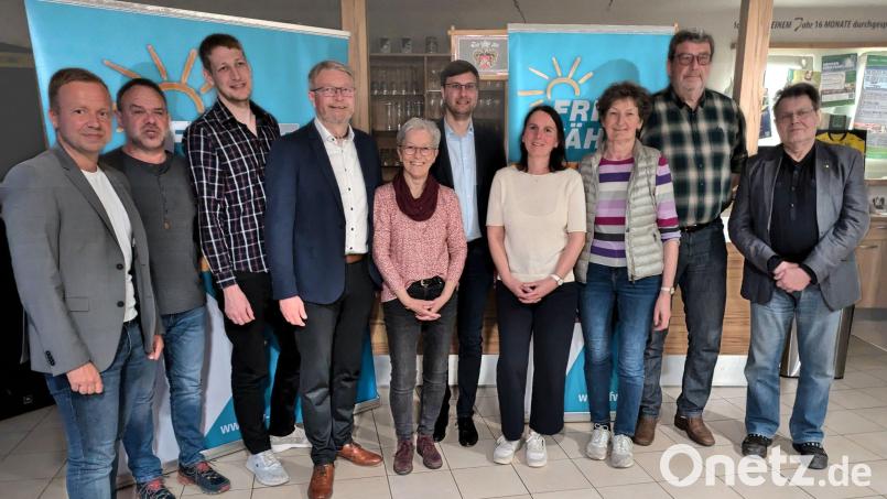 Die Gründungsmitglieder der FWG Rieden-Vilshofen mit den Ehrengästen (von links): MdL Bernhard Heinisch, Bernd Scholz, Manuel Kraus, Hans Martin Grötsch, Marlies Grill, Christopher Würz, Veronika Baur, Margaretha Kraus, Helmut Bauer, Günther Frieser. Bild: Peter Gattaut