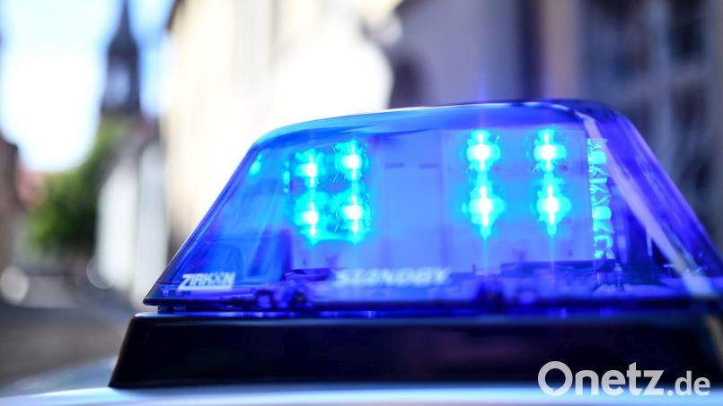 In Weiden rollte ein Führerloser Transporter samt Mann auf der Ladefläche los und rollte in ein Auto. Symbolbild: Patrick Seeger/dpa