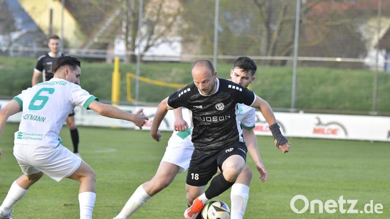 Friedrich Lieder (schwarzes Trikot, Szene aus dem Nachholspiel gegen Neudrossenfeld) und die DJK Gebenbach erwarten am Samstag den ambitionierten SC Eltersdorf Bild: Hubert Ziegler