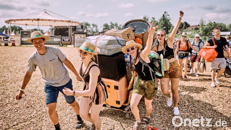 Mit Sack und Pack - und Blasinstrumenten: So kommen viele Gäste beim Festival an, das mit alter Volksmusik nicht mehr viel am Hut hat. Bild: Klaus Mittermayr/Woodstock der Blasmusik/dpa