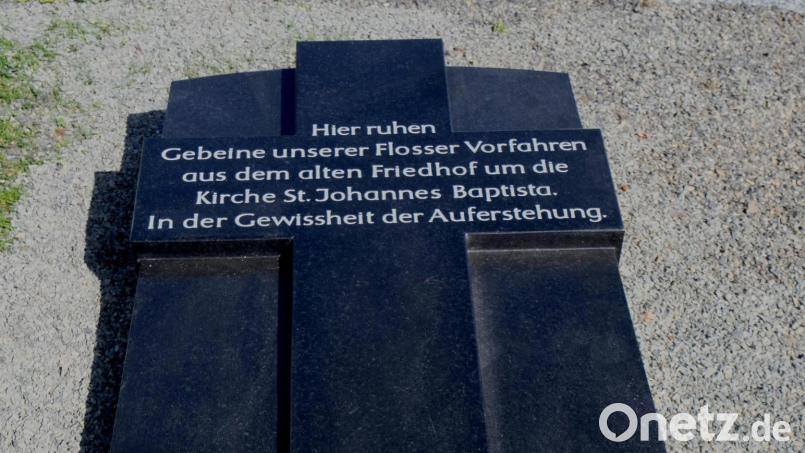 Der evangelische Friedhof hat zum Gedenken an frühere Flosser aus dem 17. Jahrhundert einen Gedenkstein erhalten. Bild: le
