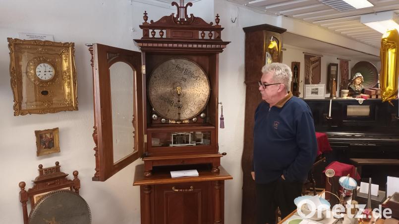 Der Musikeums-Kurator und frühere langjährige Heimatmuseumsleiter Anton Heindl mit seiner neuesten Erwerbung, einem rund 120 Jahre alten &quot;Symphonion&quot;. Bild: bjp