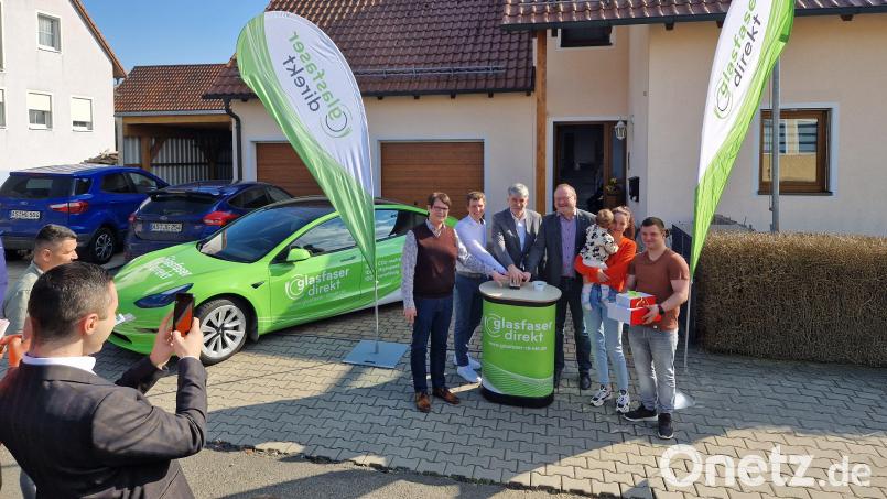 Als Geschenk erhielten die ersten Kunden von MIH ein Tablet und von der Glasfaser-Direkt ein „Speed Bundle“ (von links): Max Heindl, Geschäftsleiter und Breitbandpate Raphael Peschkes, Vertriebsleiter der Glasfaser Direkt Hajriz Brcvak, Geschäftsführer der mih NET, Bürgermeister Uwe König, Johannes und Lisa Großer. Bild: Markt Freihung/Max Heindl/exb