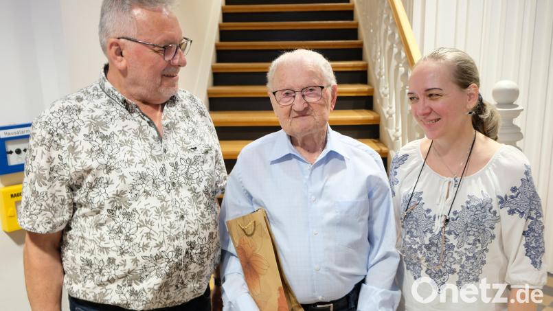 Offiziell gratuliert Liedertafel-Vorstand Karl Ott (links) Hans Kohl zum 95. Geburtstag. Das Ständchen des Chores dirigierte Chorleiterin Riita Michelson. Bild: do