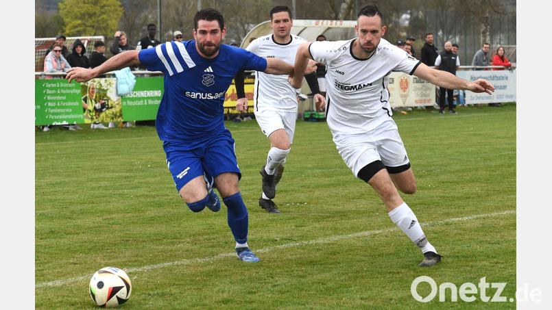 Für die SpVgg Schirmitz (blaues Trikot) bedeutete der 1:0-Auswärtssieg beim Schlusslicht DJK Weiden ein hartes Stück Arbeit. Nicht viel leichter könnte für den neuen Spitzenreiter das Heimspiel gegen den TSV Reuth werden. Bild: G. Büttner
