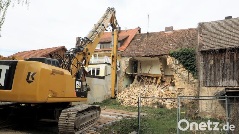 Die alten, einsturzgefährdeten Häuser in Auerbach werden derzeit abgerissen. Bild: kek