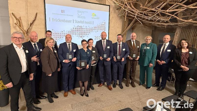 Bei der Preisverleihung: Im Bild (von links) Landtagsabgeordneter Martin Scharf, Senator Pavel Fischer, Landrat Thomas Ebeling, Generalkonsulin Ivana Červenková, die Ausgezeichneten Václav Bernard, Olga Richterová, Radka Bonacková, Jan Bartošek, Gerhard Hopp, Jürgen Mistol, der Geschäftsführer des Deutsch-Tschechischen Zukunftsfonds Petra Ernstberger, Tomáš Jelínek und CeBB-Leiterin Veronika Hofinger. Bild: Herbert Pöhnl/exb