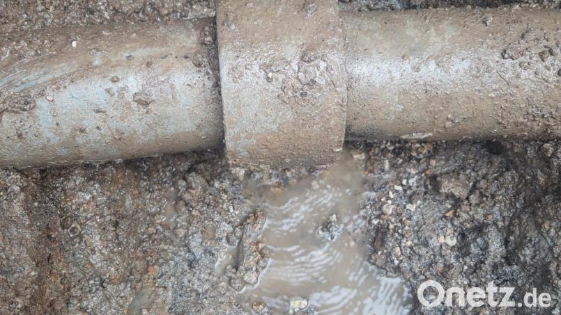 Nach Problemen mit dem Wasserleitungssystem muss in Theisseil weiterhin das Wasser abgekocht werden. Archivbild: wro