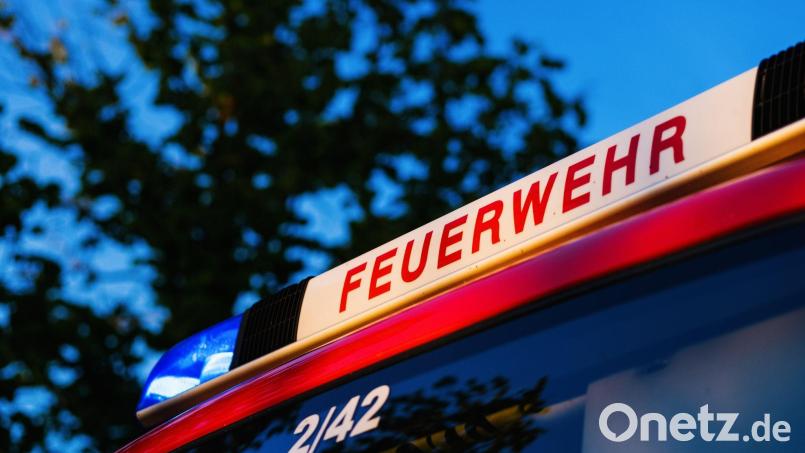 Nach einem Stromausfall in Floß brannte es in einer Porzellanfabrik. Die Feuerwehr rückte aus, der Inhaber der Fabrik hatte das Feuer aber bereits selbst gelöscht. Symbolbild: Philipp von Ditfurth/dpa
