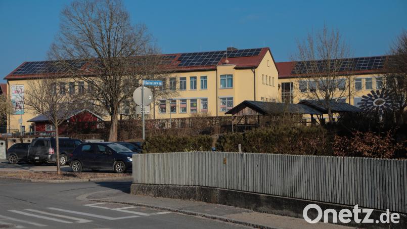 Die Schule in Hirschau ist in einem schlechten Zustand. Zu Beginn des Jahres löste sich sogar in einem Klassenzimmer ein Fenster aus der Verankerung. Bild: Wolfgang Steinbacher