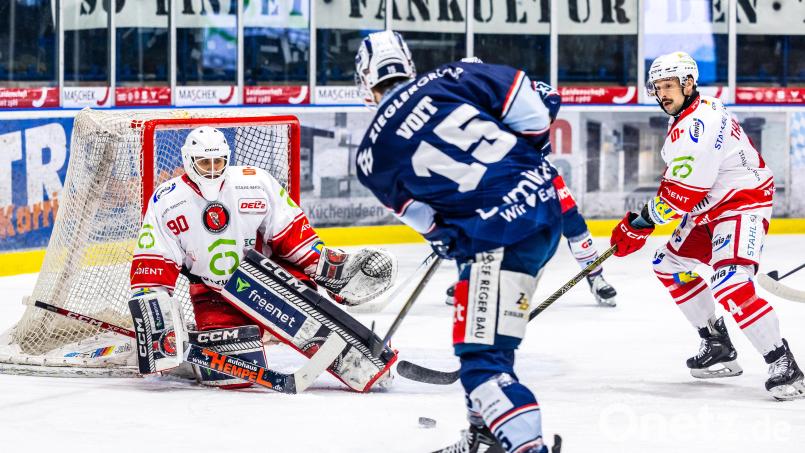 Ob es auch in der kommenden Saison zu einem Duell der Blue Devils Weiden (blaue Trikots) mit den Eispiraten Crimmitschau kommt, steht noch nicht fest. Archivbild: Tobias Neubert