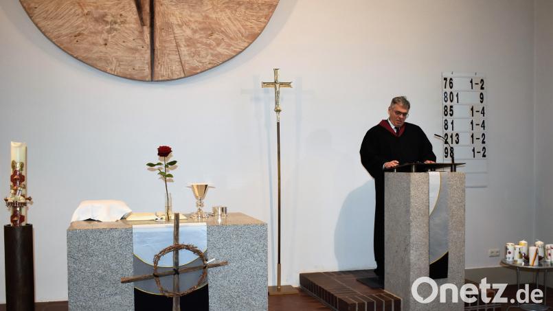 Beim Gottesdienst am Karfreitag in der evangelischen Michaelskirche in Grafenwöhr richtete Prädikant Dr. Matthias Wellstein den Blick nach Golgota. Bild: rgr