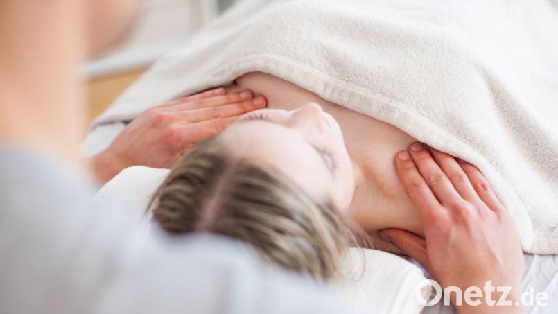 In einem Hotel in Marienbad sollen zukünftig nicht nur menschliche Masseure die Gäste verwöhnen, sondern auch ein KI-gesteuerter Roboter. Symbolbild: Christin Klose/dpa