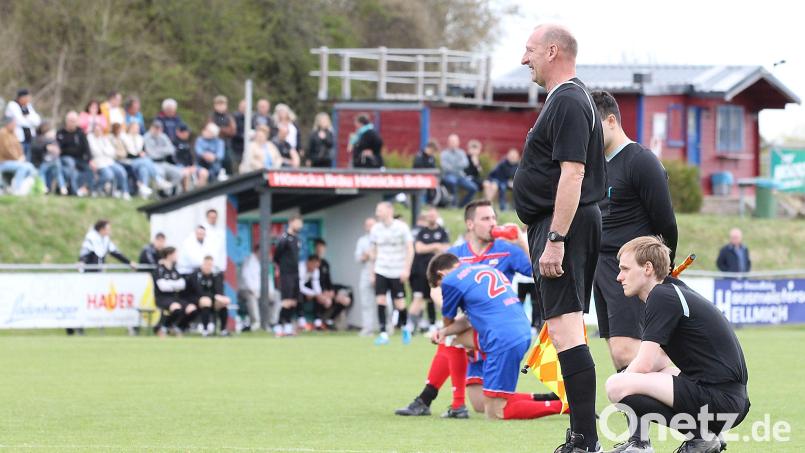 Spieler, Fans und Schiedsrichtergespann waren wegen des medizinischen Notfalls während der Kreisliga-Partie des ASV Wunsiedel gegen den VfB Arzberg geschockt. Bild: Perzl