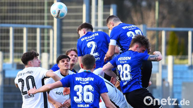 Die SpVgg SV Weiden (blaue Trikots) verlor am Samstag knapp beim TSV Neudrossenfeld mit 0:1. Bild: G. Büttner