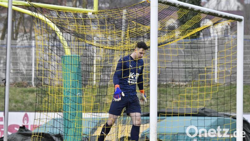 Frustriert: Torhüter Tim Schreiner vom FC Amberg musste gegen den 1. FC Passau erneut den Ball zweimal aus seinem Netz holen. Archivbild: Hubert Ziegler