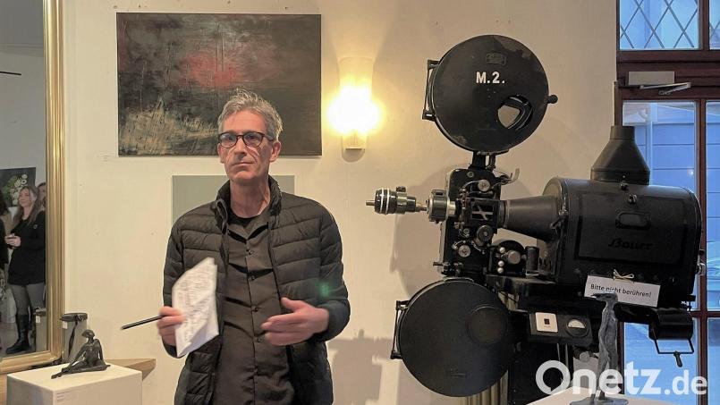 Vorsitzender Marcus Trepesch - hier vor seinem Gemälde &quot;England&quot;, im Vordergrund zwei der drei Skulpturen von Hanna Regina Uber - hieß die zahlreichen Gäste der Ausstellungseröffnung im Ringtheater willkommen. Bild: Susanne Schwab