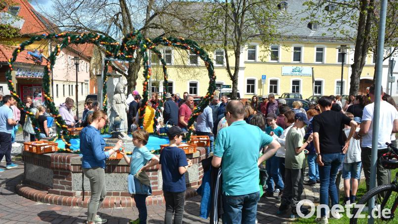 Mächtig was los war am Ostersonntag am Stiftländer Heimatbrunnen, wo der Burschenverein wieder zum Oierhiartn bat. Bild: jr