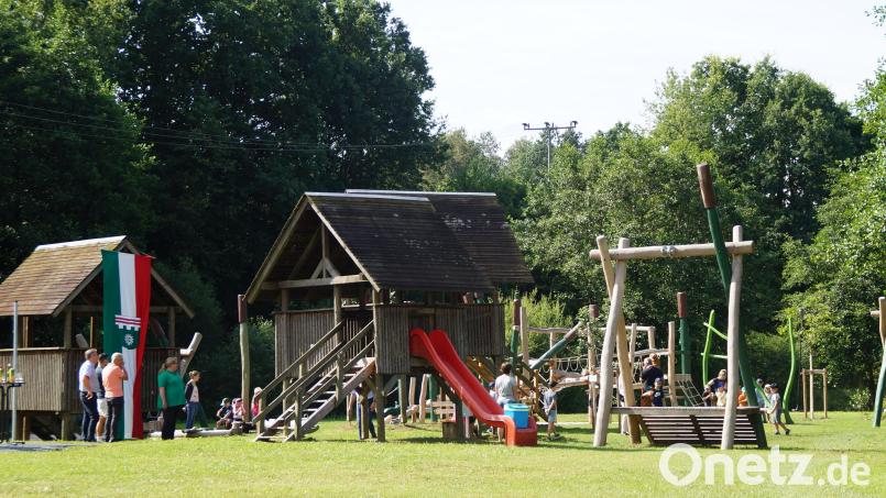Im Juli 2024 ist der neue Spielplatz eingeweiht worden. Nun bekommt das Areal eine Einzäunung, um die Kinder zur Straße und zur vorbeifließenden Murach hin zu schützen Archivbild: wel