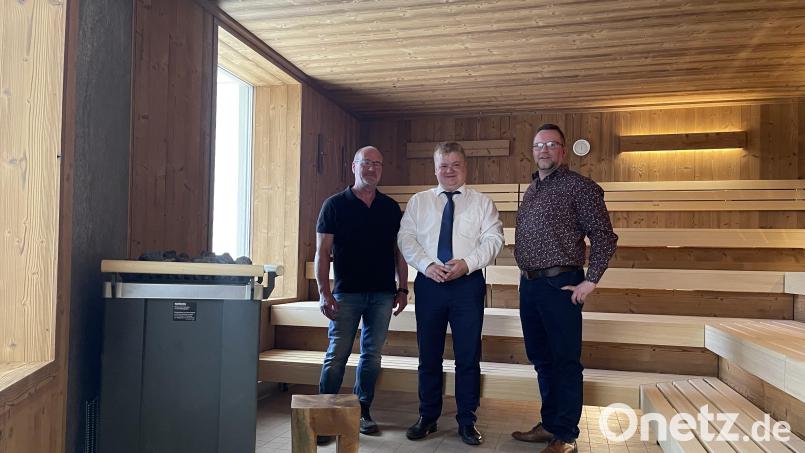 Die Bulmare-Geschäftsführer Johannes Ortner (links) und Reiner Beck (rechts) sowie Bürgermeister Thomas Gesche (Mitte) überzeugten sich vor Ort von den Neuerungen in der Saunawelt. Bild: Sarah Karner/exb