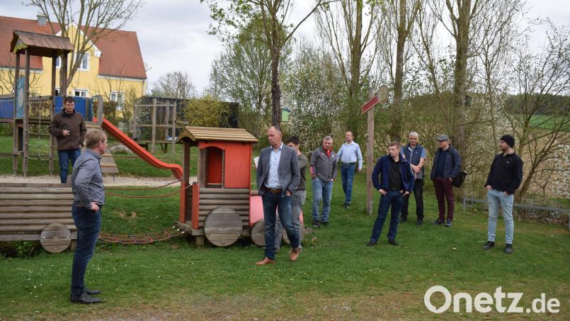 Der Kinderspielplatz im Baugebiet &quot;Markfelde&quot; wird um eine Schaukel erweitert.Auch soll da gesamte Gelände pflegeleichter gestaltet werden. Bild: bnr