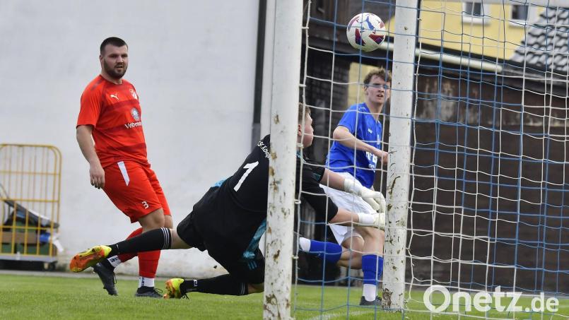 Das war das 1:0 für den TuS Rosenberg durch Lukas Kokott (hinten), der Torhüter Jannik Brunner (Mitte) vom TSV Königstein keine Chance ließ. Bild: Hubert Ziegler