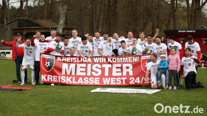 &quot;Kreisliga wir kommen&quot;: Die Spieler der SpVgg Trabitz freuen sich über die Meisterschaft in der Kreisklasse West und den damit verbundenen Direktaufstieg. Bild: Dieter Jäschke