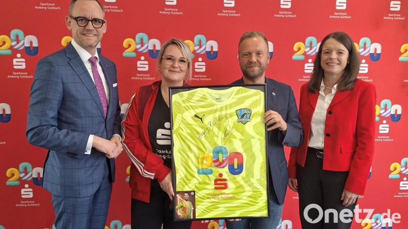 Am 16. August findet auf dem Gelände des SV Inter Bergsteig Amberg eine Benefizspiel mit Global United statt. Hintergrund ist das Jubiläum 200 Jahre Sparkasse Amberg-Sulzbach. Bei dieser Gelegenheit wird ein Trikot von Manuel Neuer (Bild) versteigert. Bild: Melanie Misral