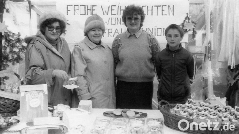 Die FU Wiesau ist vielfältig aktiv. 1987 wurden beim Adventsmarkt in Wiesau Nikoläuse angeboten. Das Gebäck war ein Verkaufsschlager. Bild: Archiv Frauen-Union Wiesau/exb