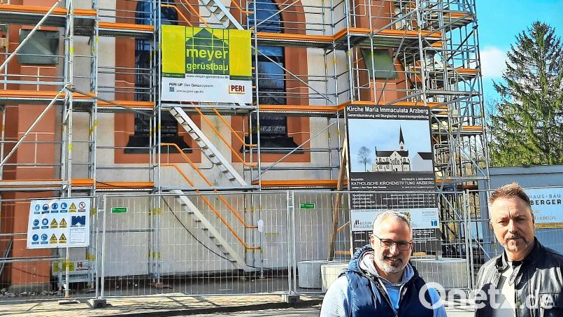 Der erste Bauabschnitt für die Renovierung der Kirche Maria Immaculata in Arzberg umfasst die Außensanierung und die Erneuerung des Dachstuhls. Im Bild vor dem eingerüsteten Gotteshaus Pfarrer Stefan Prunhuber (links) und Projektleiter Martin Csakli. Bild: Christl Schemm/fph