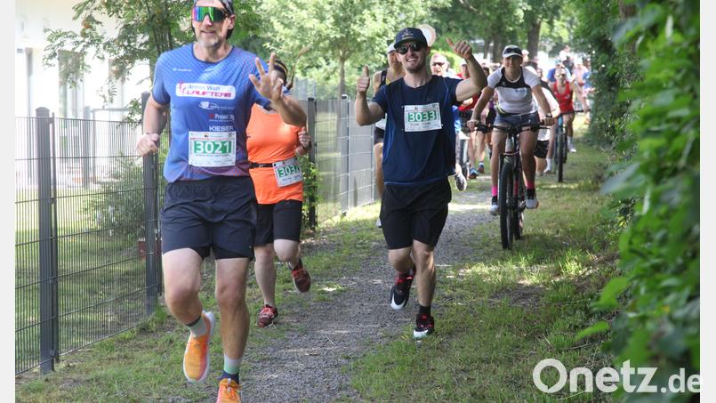 Run-and-Bike: Gemeinsam machen sich Läufer und Radfahrer beim Schwandorfer Charity-Lauf auf die zehn Kilometer lange Strecke Archivbild: Hirsch