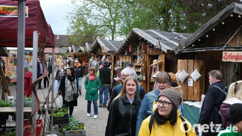 Die Gartentage mit Ostermarkt erweisen sich erneut als Besuchermagnet. Über 100 Aussteller bieten ihre Produkte an. Bild: Hirsch