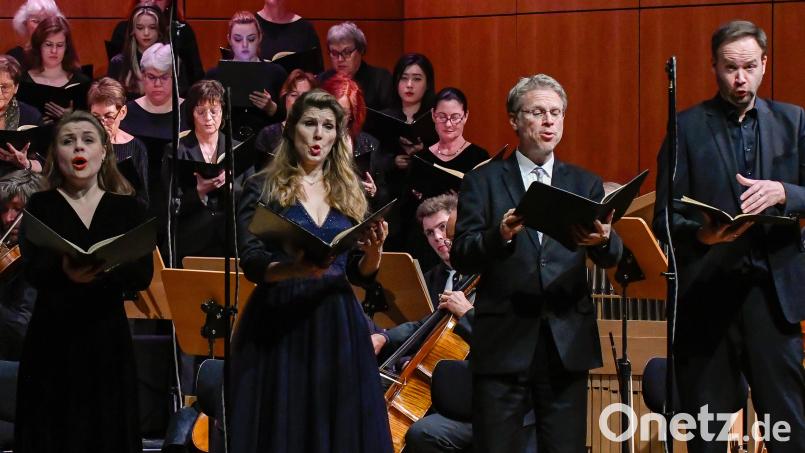 Beim Konzert des Amberger Oratorienchors am Karfreitag im ACC überzeugten die Solisten (von links), Santa Karnite (Sopran), Katharina Heiligtag (Alt), Victor Schiering (Tenor) und Wiard Witholt (Bass). Bild: Petra Hartl