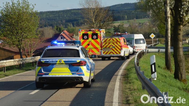 Nach einem Unfall mit drei Fahrzeugen war die Straße zwischen Burgtreswitz und Vohenstrauß am Dienstag gesperrt. Bild: dob