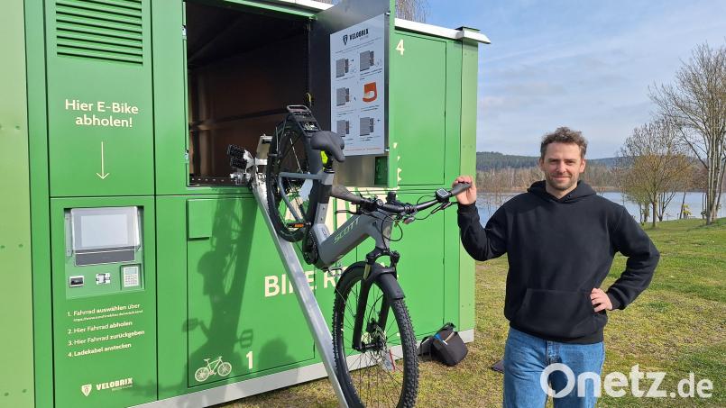 Sebastian Bernhard kann sich so die Zukunft des E-Bike-Verleihs vorstellen. Der Container am Murner See ist eines der ersten Projekte dieser Art, das auf der Geschäftsidee eines Start-ups in Chemnitz basiert. Bild: bl
