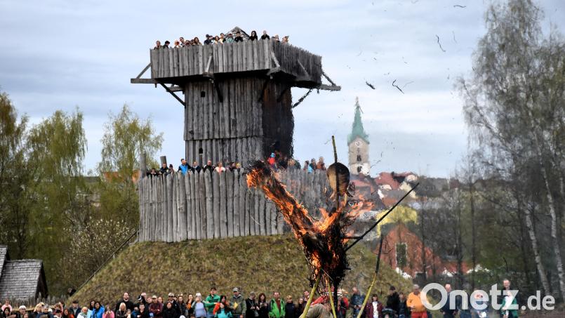 Mit großem Spektakel wurde im Geschichtspark Bärnau der Winter ausgetrieben. Ein paar Hundert Leute verfolgten mit Spannung das Verbrennen einer symbolischen Strohpuppe. Wer einen Platz auf dem Wehrturm ergatterte, hatte Glück und konnte die Zeremonie bestens von oben miterleben. Bild: ubb