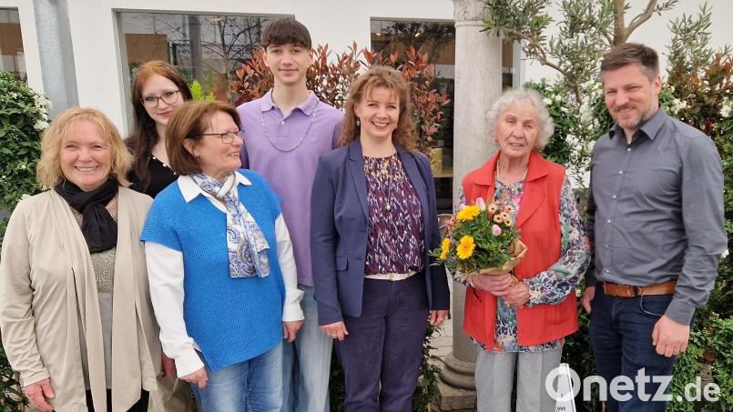 Bürgermeister Peter Neumeier (rechts) war neben der Familie einer der Gäste, die zum runden Geburtstag von Eleonore Schönberger (Zweite von rechts) gratulierten. Bild: mab