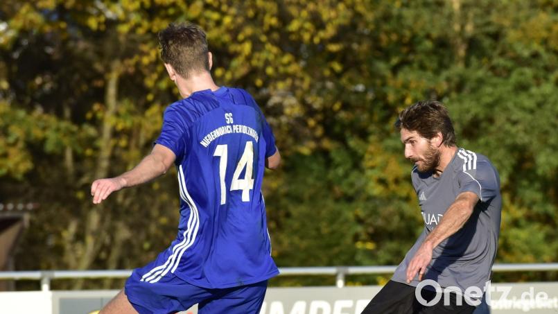 Michaeli Gatsas (rechts/Szene aus einem früheren Spiel) und der FC Schmidgaden, sind in den fünf Spielen nach der Winterpause noch punktlos. Bild: mhs