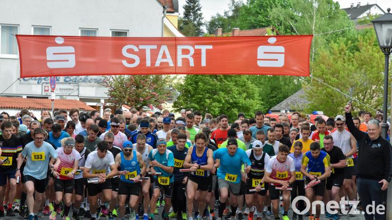Der Landkreislauf 2024 startete in Ensdorf. Von dort aus begaben sich die 196 Mannschaften auf die elf Etappen in Richtung Zielort Kauerhof. In diesem Jahr ist Schwend der Zielort. Archivbild: Stephan Huber