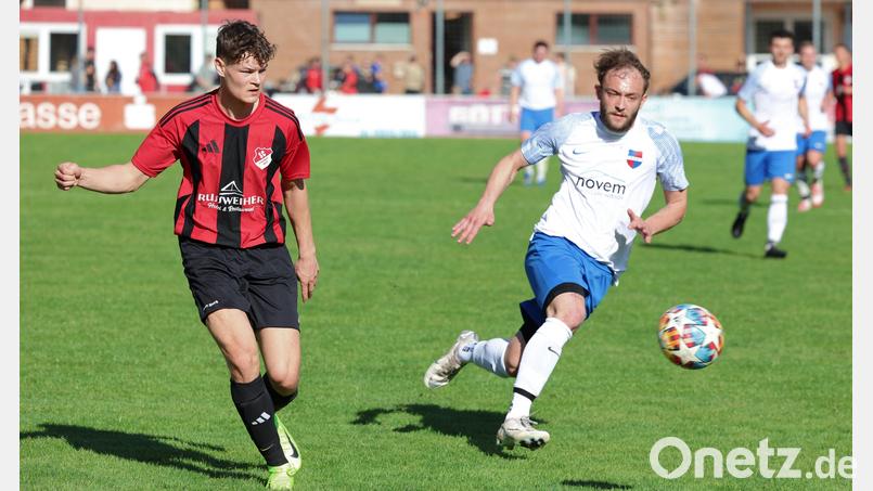 Josef Gradl vom SC Eschenbach (rot) im Duell mit Lukas Barthelmann vom FC Vorbach. Knapp 450 Zuschauer sahen das turbulente Derby am Ostermontag in Eschenbach – mit dem besseren Ende für Vorbach. Bild: Dieter Jäschke