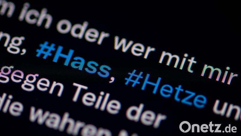 Die Hashtags &quot;Hass&quot; und &quot;Hetze&quot; sind auf einem Display zu sehen. Wegen beleidigender, teils drohender E-Mails an Abgeordnete, Amtsträger und die Presse ist ein 77-Jähriger vor dem Amtsgericht Schwandorf verurteilt worden. Bild: Fabian Sommer/dpa
