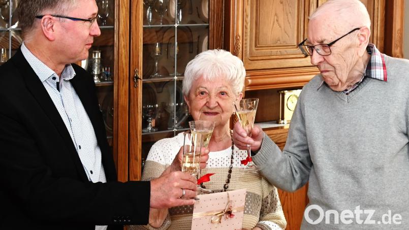 Ein Prost auf bisher 65 Ehejahre und weitere glückliche gemeinsame Jahre. Unser Bild zeigt (von links) Bürgermeister Franz Badura sowie Anna und Wolfgang Loch. Bild: gf
