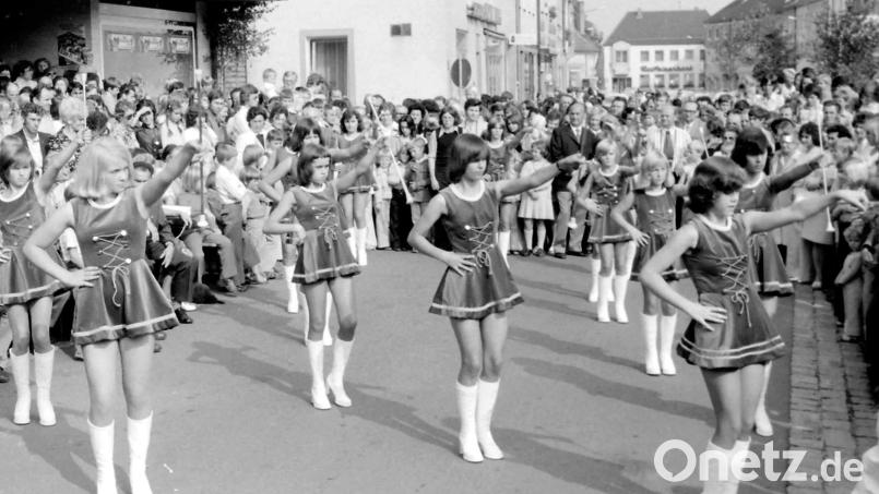 Förmlich umjubelt wurden die Majoretten bei ihrem ersten Auftritt in Hirschau anlässlich des „1. Hirschauer Marktplatzfestes“ am 31. August 1975. Bild: Archiv Werner Schulz