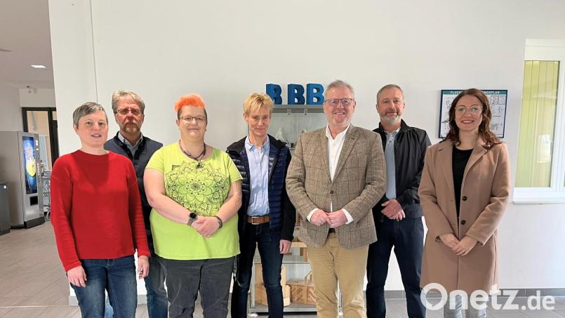 Bei einem Besuch der Kleeblatt-Werkstätte in Schwandorf macht sich Oberbürgermeister Andreas Feller (Dritter von rechts) ein Bild von den Arbeitsabläufen. Bild: Andreas Hofmeister/exb