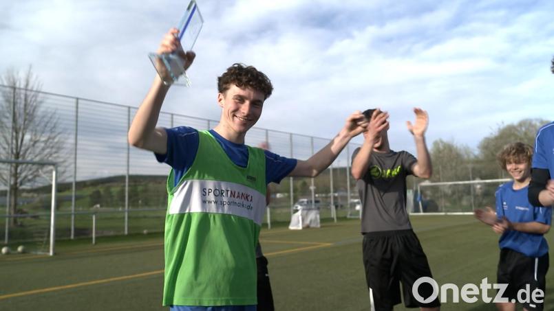 Felix Belzner mit dem &quot;Bayern-Treffer&quot;-Pokal. Bild: BR