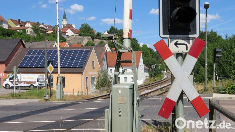 Später als eigentlich gedacht werden die Arbeiten am Nabburger Bahnübergang beginnen. Archivbild: Götz